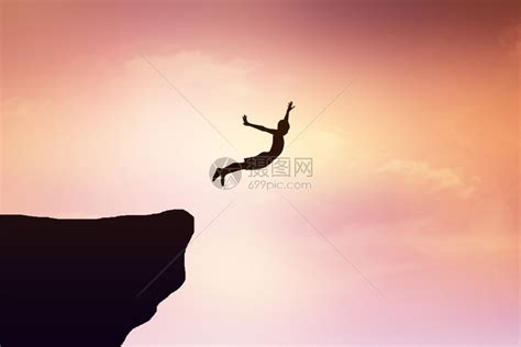 孩子们从悬崖上跳下来高清图片下载-正版图片503540644-摄图网