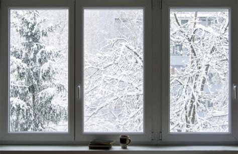 一扇俯瞰冬季森林的木窗的剪影。美丽的冬季景观与飘落的雪视频素材_ID:VCG42N1189144943-VCG.COM