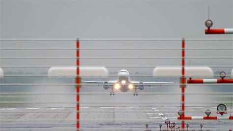 4K下雨天飞机场上的飞机视频-国外素材网