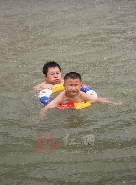 暴雨中游泳的人们（图）_新闻中心_新浪网