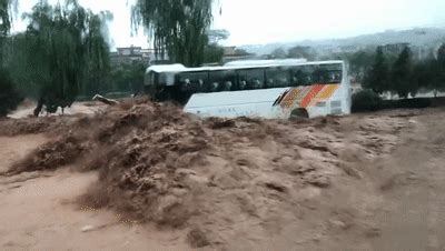 四川一村千余人出行需绕10公里:便民桥被洪水冲断_荔枝网新闻