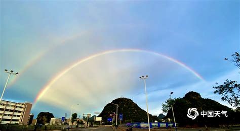 雨后彩虹在天空中出现然后又回到树高清图片下载-正版图片505949971-摄图网