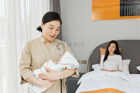 月嫂陪坐月子的母亲照顾新生婴儿高清图片下载-正版图片502382982-摄图网