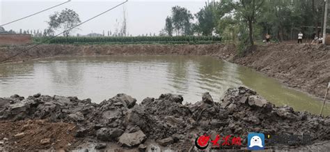 冯营乡：清理坑塘漂浮物 持续推进环境整治行动-沈丘县人民政府