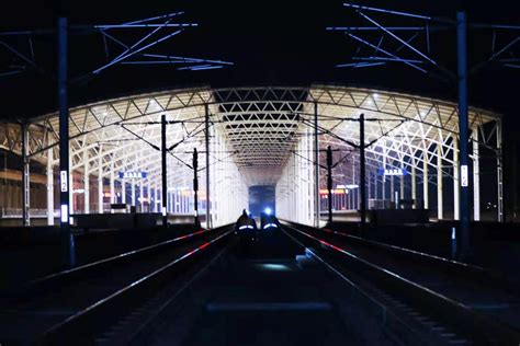夜幕下的武汉高铁站高清图片下载-正版图片500964926-摄图网