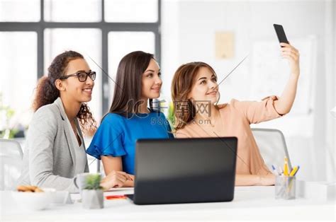 商业、技术和人的概念-女性团队或女商人在办公室自拍。人物特写吊带睡衣高清摄影大图-千库网