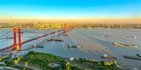 武汉夜色称得上是“独一无二”：汉口江滩璀璨夺目，有历史有风光__凤凰网