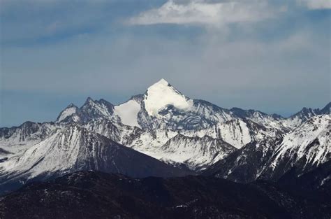 达古冰川位于阿坝州黑水县境内最高海拔5000米以上山顶终年被雪覆