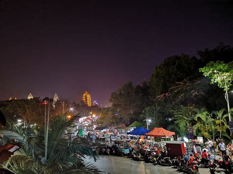 8月12日晚，滨江夜市开市现场。 全媒体记者 徐火炬 摄