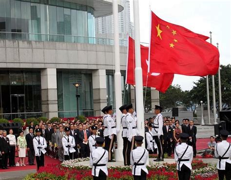 香港回归26周年｜香港科技大学举行升旗仪式，超300人参与现场气氛热烈