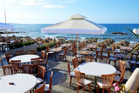 海边餐厅餐桌上的酒杯高清摄影大图-千库网