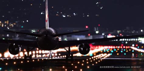 飞机降落到机场跑道在夕阳光高清摄影大图-千库网
