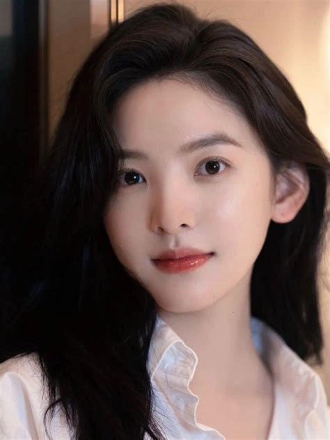 甜美女生头像章若楠黑白