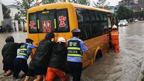 贵州惠水暴雨致幼儿园校车被困 消防紧急转移被困师生 - 当代先锋网 - 惠水县