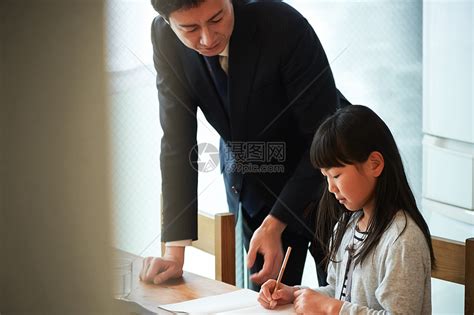 爸爸辅导女儿写作业高清图片下载-正版图片502101579-摄图网