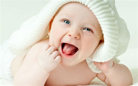 开心的婴儿图片-床上躺着的小婴儿开心的笑着素材-高清图片-摄影照片-寻图免费打包下载