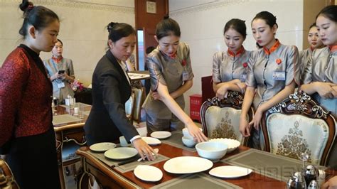 餐厅如何培训服务员,餐厅培训服务员28,自助餐服务员培训流程_大山谷图库