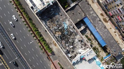 齐齐哈尔三十四中体育馆坍塌前画面曝光：工人推水泥到楼顶堆放|齐齐哈尔市|坍塌|水泥_新浪新闻