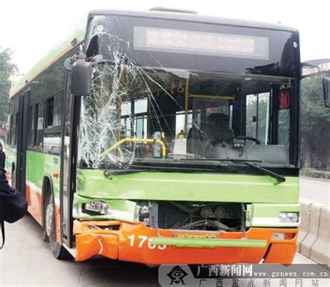 南宁发生公交车追尾小车事故 导致3名乘客受伤_新闻中心_新浪网