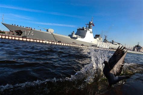 俄海军舰艇在北极被海象撞沉 一船科学家落水_凤凰网