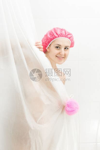 可爱的笑女人淋浴和看窗高清图片下载-正版图片502538018-摄图网