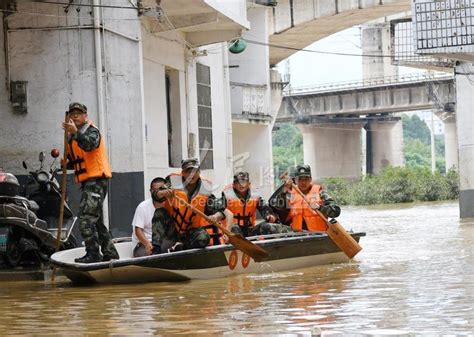 江西上饶：转移被洪水围困群众-人民图片网