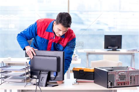 计算机修理电脑技术员在个人电脑上工高清图片下载-正版图片504477355-摄图网