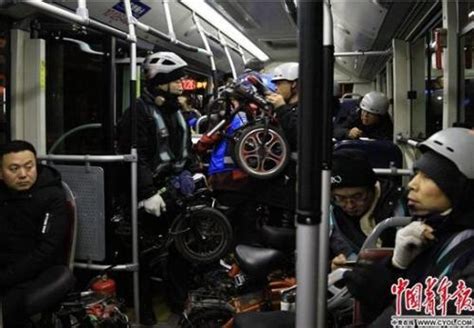夜班公交上的夜归人：有人来京两年没见过白天的四环路_社会_中国小康网