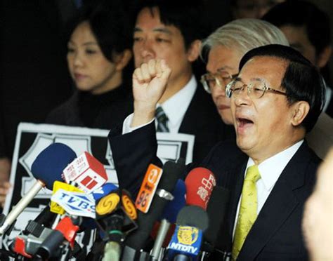 陈水扁要出月历 蓝营建议:用高举上铐双手照片_手机新浪网