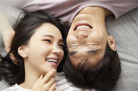 年轻夫妻紧密拥抱躺在一起高清图片下载-正版图片502292752-摄图网