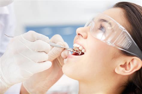 牙科医生图片-一起看x光片的牙医与助理素材-高清图片-摄影照片-寻图免费打包下载