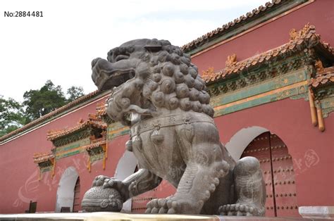一座脚踩球的狮子雕塑高清图片下载_红动中国