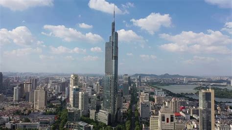 南京的地标建筑-紫峰大厦视频素材_ID:VCG2213126636-VCG.COM