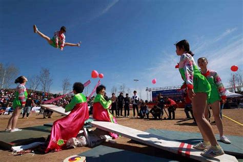 朝鲜族舞蹈《长鼓舞》欢快热烈，舞者们跳得太有气势了