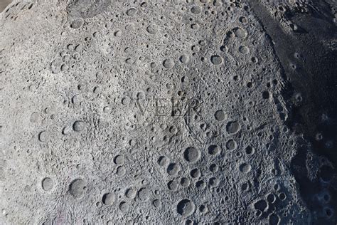 这是一张月球表面陨石坑的照片。照片摄影图片_ID:329122549-Veer图库