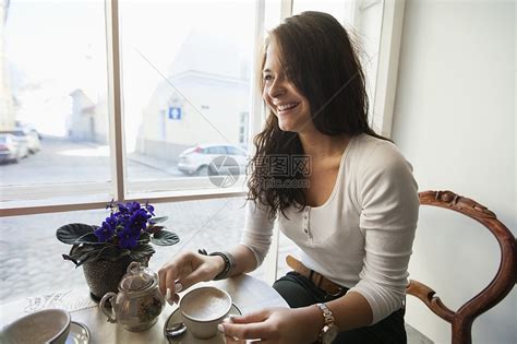 喝咖啡的年轻女人高清图片下载-正版图片501447128-摄图网
