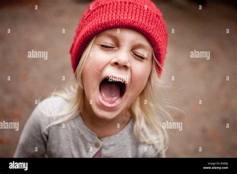 Mädchen schreien im freien Stockfotografie - Alamy