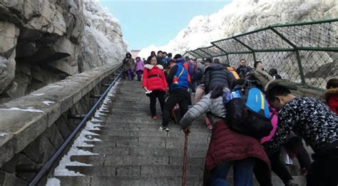 游客分享爬泰山第一视角，从山脚到半山腰全是人|泰山_新浪新闻