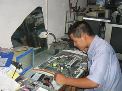 维修工程师使用笔记本电脑控制自动机械手与图片-包图网企业站
