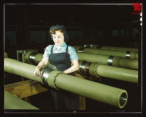 二战时期美国兵工厂，制造武器的女工们，在生产中发挥了巨大作用