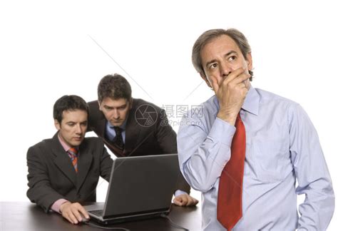 老板和两个工人在一个桌子上高清图片下载-正版图片502779562-摄图网