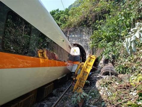 台铁列车脱轨事故造成重大伤亡 台湾今日起连续3天降半旗追思|台湾_新浪新闻