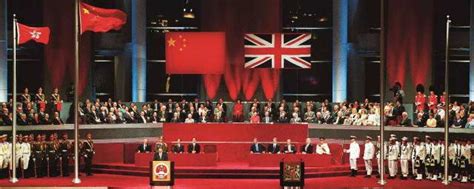 1997年香港回归经典画面，英“日落仪式”告别香港。真过瘾！_新浪新闻
