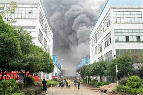 晋江五里工业区一工厂起火 “爆炸”吓坏工人 - 幻灯片 - 东南网泉州频道