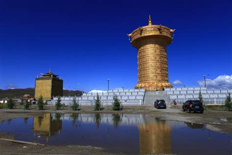 甘南娘玛寺，风格奇异的藏传佛教寺院建筑，还有几十米高超级大的转经筒矗立在草原上。