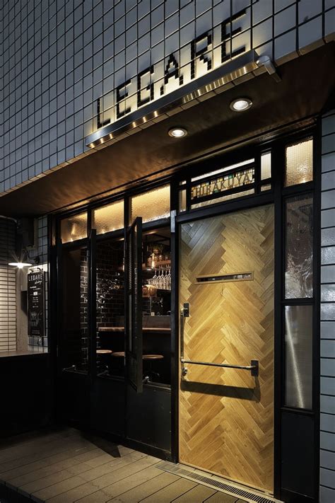 东京地下小酒馆🍺🍢🥢 不同于装潢别致的路面餐厅，这些小酒馆的氛围十分亲密放松，是白领们喜欢下班后小聚的地方。大家相邻坐着，喝着大杯的啤酒或 ...