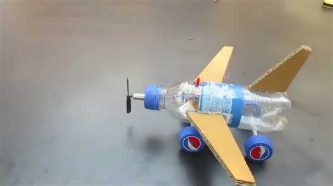 [废物利用]用矿泉水瓶和纸筒作一架小飞机 - 百度宝宝知道