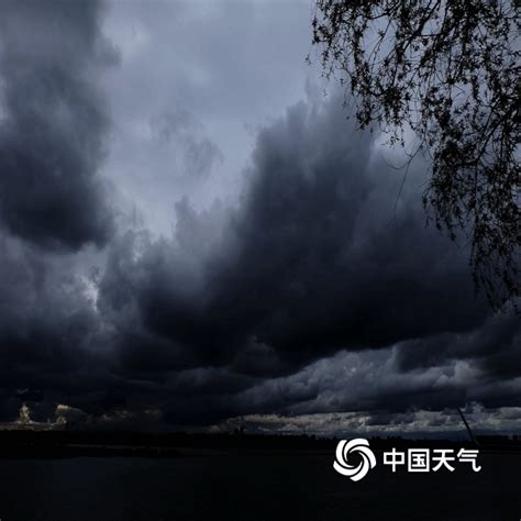 哈尔滨松花江乌云遮天 白昼变黑夜-图片-中国天气网