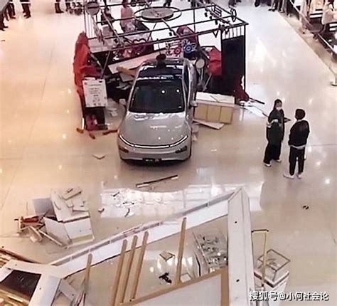 大连一商场展车失控，多个展柜被撞倒，疑因女司机试驾操作失误_搜狐汽车_搜狐网