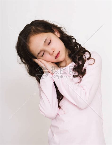 熟睡的女孩双手合十高清图片下载-正版图片505744141-摄图网
